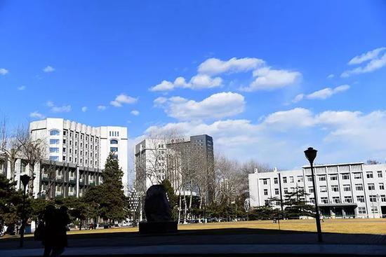 2019年3月13日，中国人民大学校园里，人们来到户外享受阳光。新京报记者 王贵彬 摄