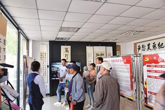 呼兰区扫黑除恶专项斗争宣传展馆,吸引很多市民参观。