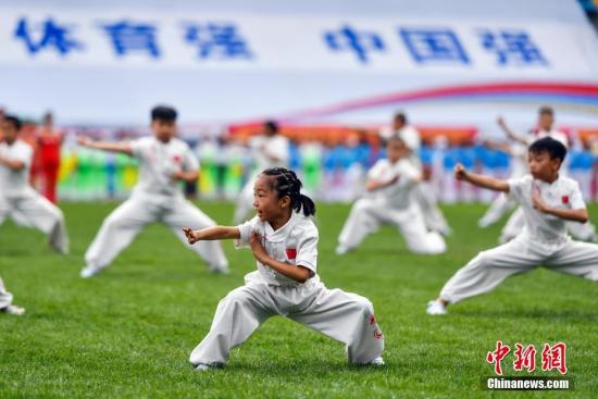 图为2018年,新疆“新时代全民健身动起来”健身日活动在乌鲁木齐启动。 中新社记者 刘新 摄 (编辑 廖文静)