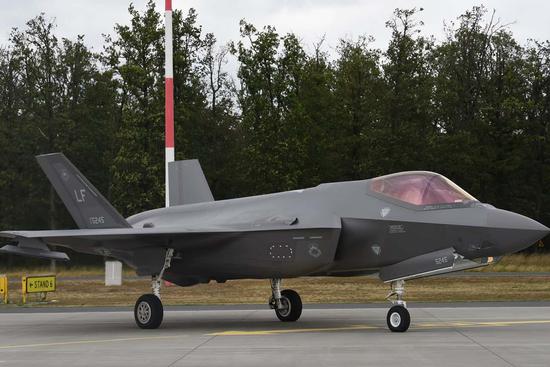 本年7月停靠正在波兰空军基天的好军F-35战役机