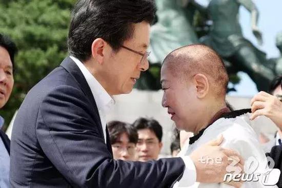 韩国政坛新“风气”:一言不合就剃光头?