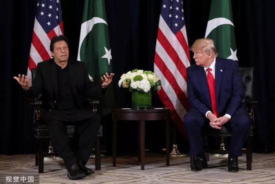  ▲当地时间9月23日，巴基斯坦总理伊姆兰·汗同美国总统特朗普进行会晤。（视觉中国）