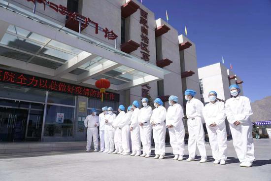西藏自治区第三人民医院的医护人员,列队欢送张某某出院。徐驭尧摄
