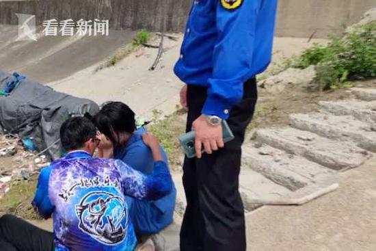 54岁城管正巡逻执勤 突然跳下车冲进江里...