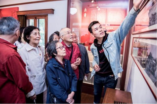 “星火”队员在宣言展示馆内做讲解