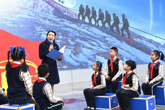 2021年3月1日,广西南宁市滨湖路小学校长谢小燕在开学典礼上为孩子们讲主题为“空想从这里起航”的思政课。新华社记者 周华 摄