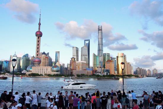 旅客在上外洋滩赏识浦东陆家嘴景致(2019年8月2日摄)。新华社记者 陈飞 摄