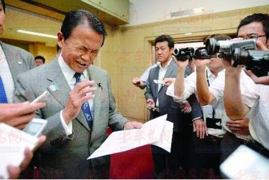 2017年8月1日,麻生太郎收回日本可效仿德国纳粹“不知不觉地”修改宪法的言论