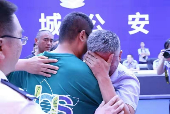 7月11日,山东、河南两地公安机关在山东省聊城市,为郭刚堂、郭新振一家人举行了认亲仪式,离散24年的家庭终获团聚。公安部 图