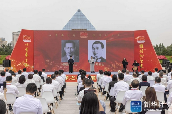 5月31日,在上海市龙华烈士纪念馆,电视剧《觉醒年代》演员在现场分享革命烈士陈延年、陈乔年的英雄事迹。新华社记者 王翔 摄