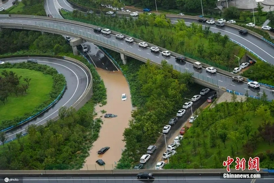 7月21日,河南,郑州暴雨第二日,积水区域被困车辆较多。图片来源:ICphoto
