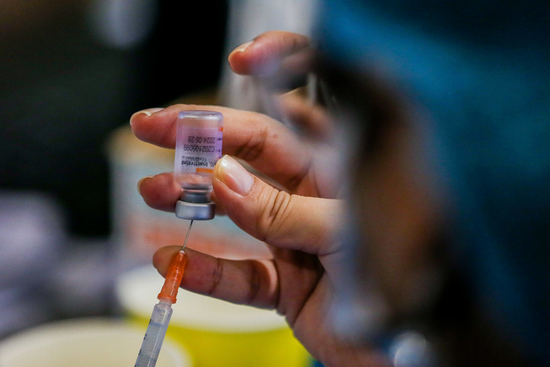 7月27日，医务人员在菲律宾圣胡安一个新冠疫苗接种点准备接种疫苗。新华社发（乌马利摄）