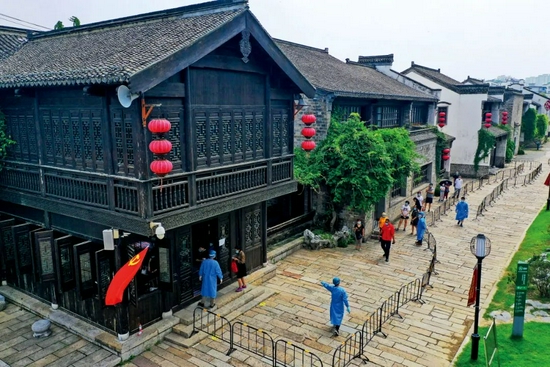 8月2日,南京市启动第四轮部分区域核酸检测工作。在南京市秦淮区门东历史街区核酸检测点,市民排队接受核酸检测取样。图/新华