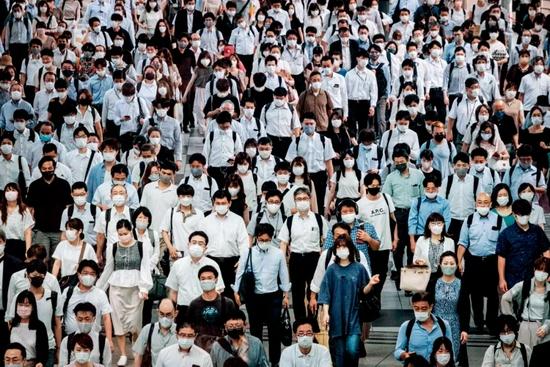 7月28日，日本东京的一处火车站，人们戴着口罩出行。图/人民视觉