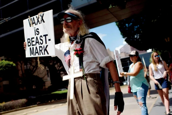 6月26日，美国得克萨斯州休斯敦，一些反疫苗者在一家医院外举行抗议集会。图/人民视觉