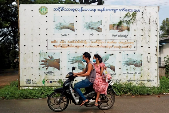 7月28日，缅甸仰光，人们经过关于正确洗手的公共宣传告示。图/人民视觉