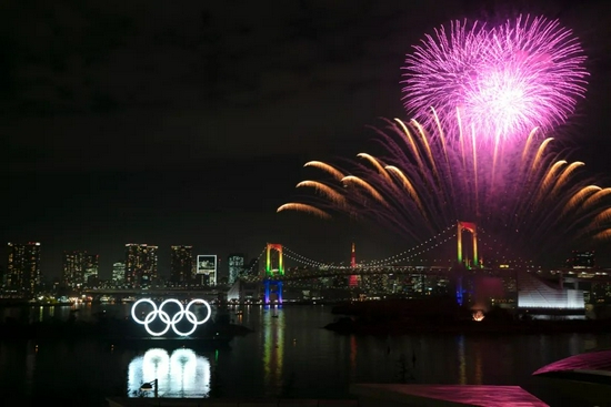 当地时间2020年1月24日，日本东京，2020东京奥运会倒计时6个月，官方燃放烟花庆祝。