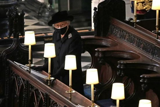 女王注视着菲利普亲王的灵柩离开。