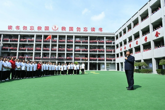 ↑这是14日上午，习近平在绥德实验中学考察时，同师生亲切交流。新华社记者 谢环驰 摄