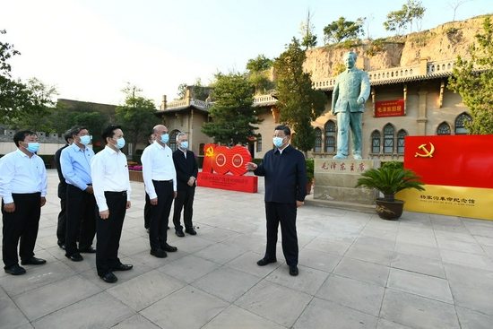 ↑这是13日下午，习近平在米脂县杨家沟革命旧址考察。新华社记者 谢环驰 摄