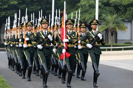 驻澳门部队:多个营区同步举行升国旗仪式