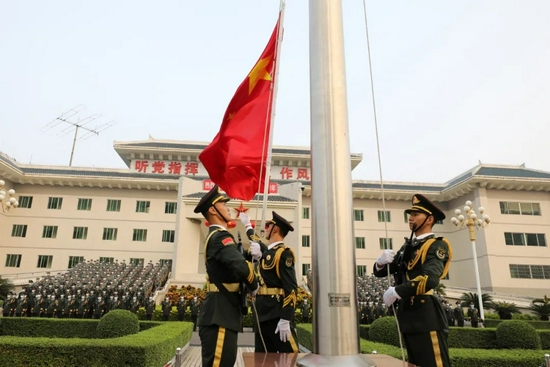 驻澳门部队:多个营区同步举行升国旗仪式