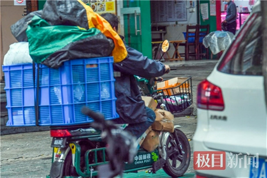 货架满箱的快递员正在洪山区卓刀泉街忙