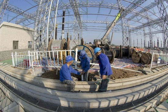 “数字南网”500千伏凤城输变电工程建设现场。图源:视觉中国