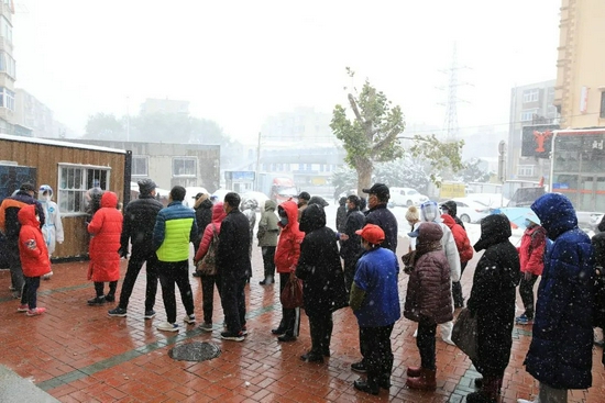 11月8日,辽宁大连市民冒雪排队等待核酸采样.图源:视觉中国