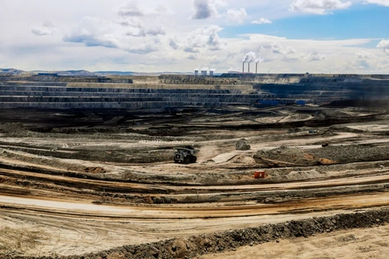 华能集团伊敏露天煤矿位于内蒙古东部呼伦贝尔，年产能3500万吨，属于最大型的煤矿之列，剥离土层91米即是煤层，开采场大约有12平方公里，相当于1680个标准足球场大小。图/华能伊敏煤电公司