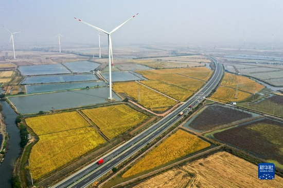 这是11月3日拍摄的江苏省扬州市宝应县鲁垛镇5.28万千伏安风力发电项目（无人机照片）。新华社记者 李博 摄