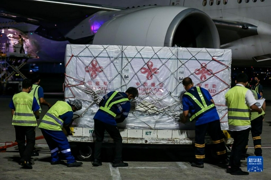 10月24日，工作人员在菲律宾马尼拉国际机场运输中国政府援助菲律宾的第四批新冠疫苗。新华社发（乌马利摄）