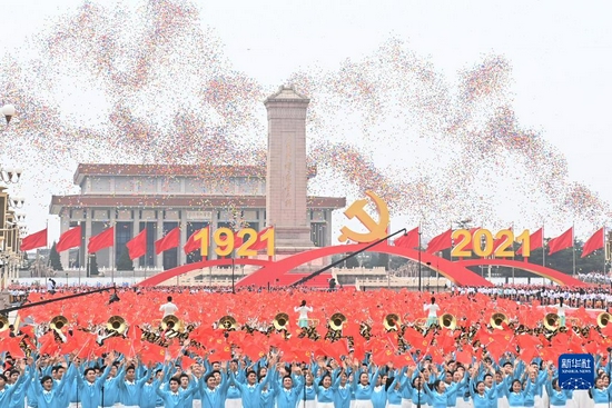 7月1日上午，庆祝中国共产党成立100周年大会在北京天安门广场隆重举行。这是庆祝大会现场放飞气球。新华社记者 李尕 摄