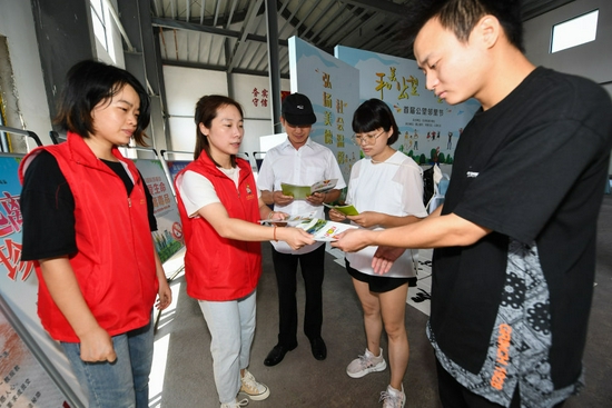 2021年9月26日，杭州市富阳区志愿者们在开展扫黄打非、防电信诈骗、扫黑除恶等安全知识宣传。新华社记者 徐昱 摄