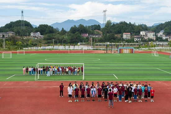 9月9日,在湖南省张家界市桑植县芙蓉学校,学生们在操场上体育课。新华社记者 陈思汗 摄
