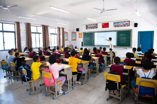 9月9日,在湖南省张家界市桑植县芙蓉学校,学生们在教室上课。新华社记者 陈思汗 摄