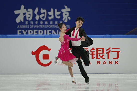  亚洲花样滑冰公开赛在北京举办。