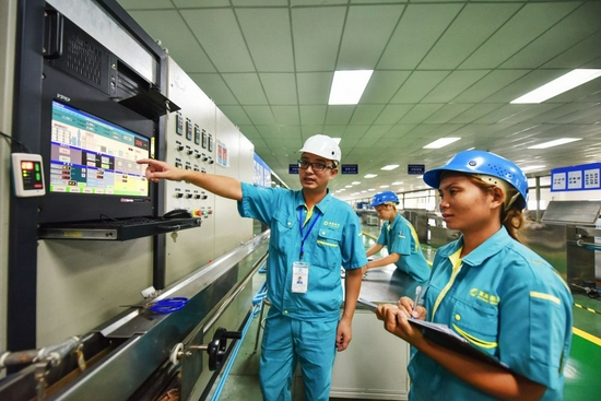  ↑2015年5月11日，在泰国罗勇的泰中罗勇工业园，中国技术人员（前左）对泰国工人进行技术指导。