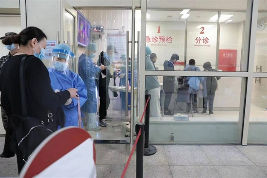 华山医院总院增加医护为患者提供有序服务