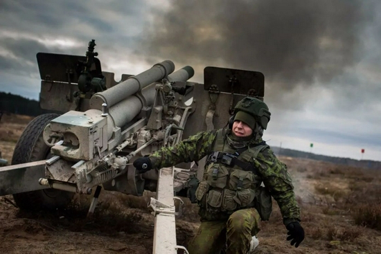 立陶宛武装部队的一名炮兵在拉绳击发美式m101 105毫米榴弹炮