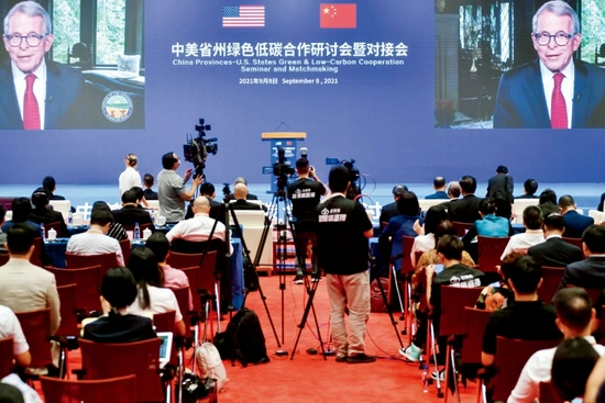 9月8日，在第21届中国国际投资贸易洽谈会期间，“中美省州绿色低碳合作研讨会暨对接会”作为重要活动在福建厦门国际会议中心举行。图/人民视觉