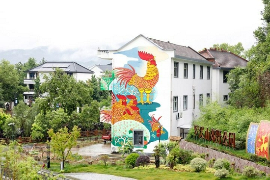 这是浙江衢州市柯城区沟溪乡余东村建筑墙壁上的农民画“大公鸡”（5月11日摄）。新华社发