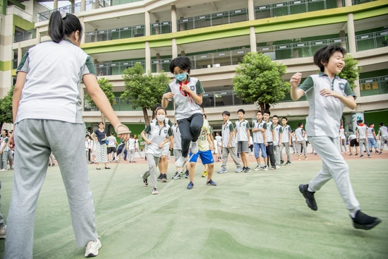 湖北省武昌水果湖第一小学的学生在操场上跳绳锻炼（9月1日摄）。新华社发（伍志尊 摄）
