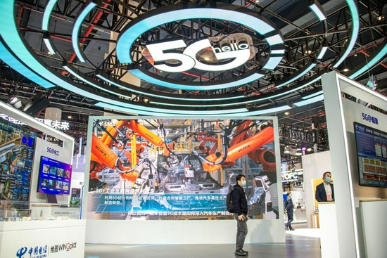 这是11月20日在位于武汉的中国光谷科技会展中心拍摄的“5G+工业互联网成果展”现场。新华社发（伍志尊 摄）