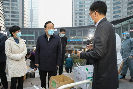 12月10日下午，省委副书记、代省长王浩来到杭州上城区钱江国际时代广场封控点，叮嘱工作人员要保障好群众生活需求。