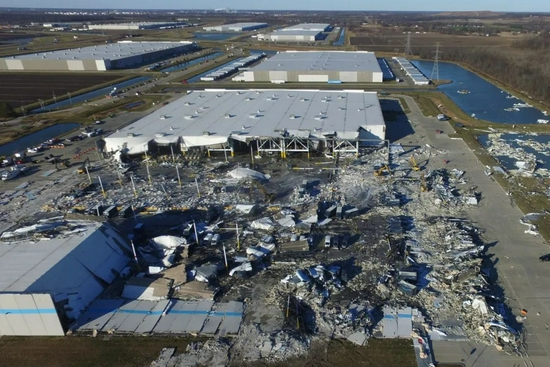 当地时间12月11日，美国伊利诺伊州，当地遭龙卷风袭击，亚马逊仓库坍塌。/IC photo