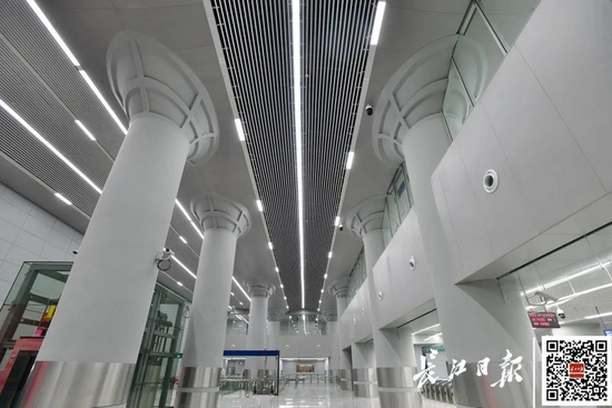 武汉站东广场站站厅立柱柱头犹如一只展翅飞翔的黄鹤。记者李永刚 摄