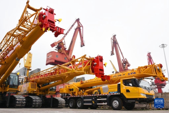 一批工程机械设备在江苏连云港港口码头集结等待装船出口（5月31日摄）。新华社发（耿玉和 摄）