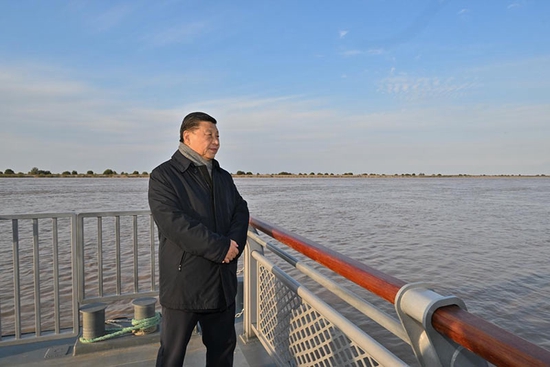  2021年10月20日，总书记在山东省东营市黄河入海口考察。
