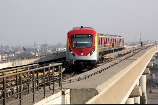 2021年12月29日，橙线地铁到达巴基斯坦拉合尔一处车站。新华社发（贾米勒·艾哈迈德摄）